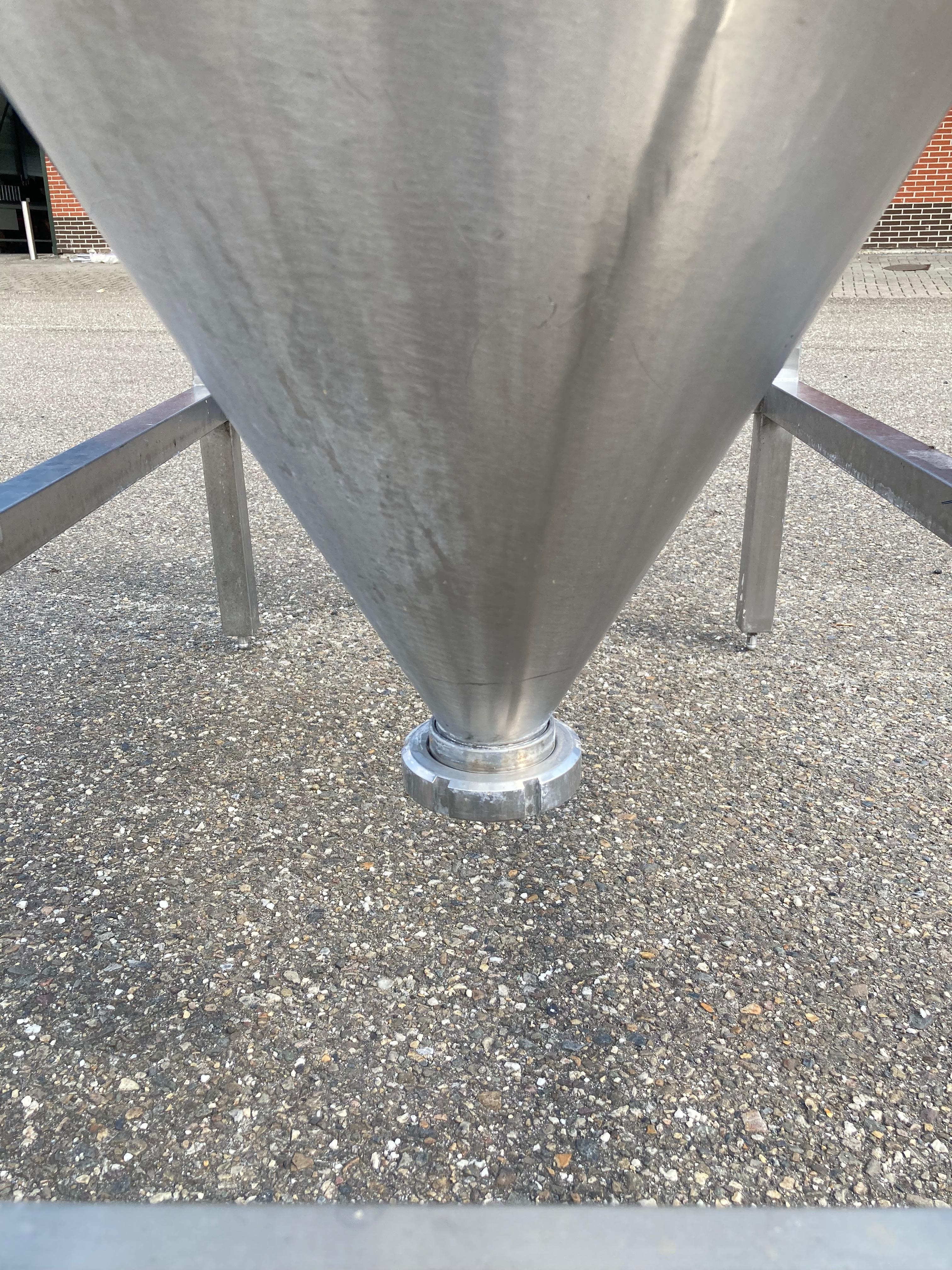 Powder dissolving table