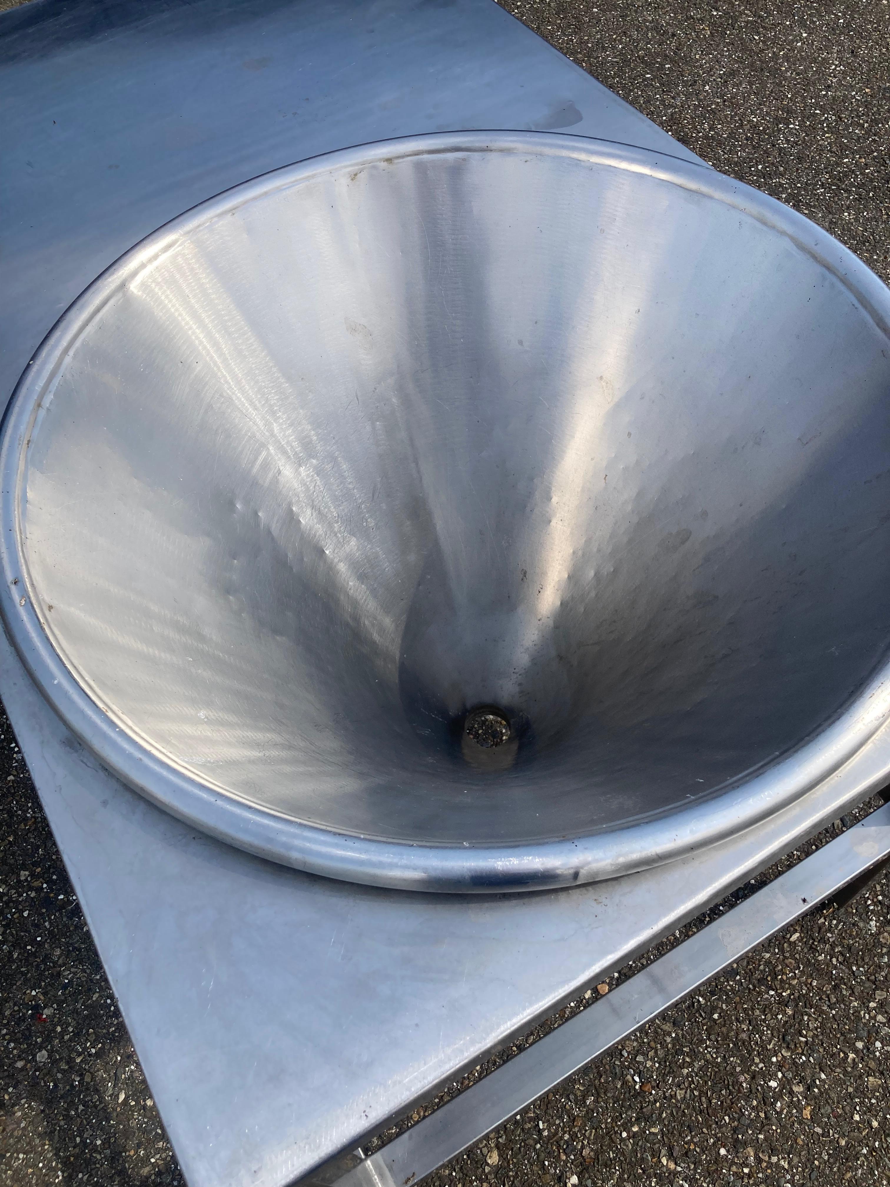 Powder dissolving table